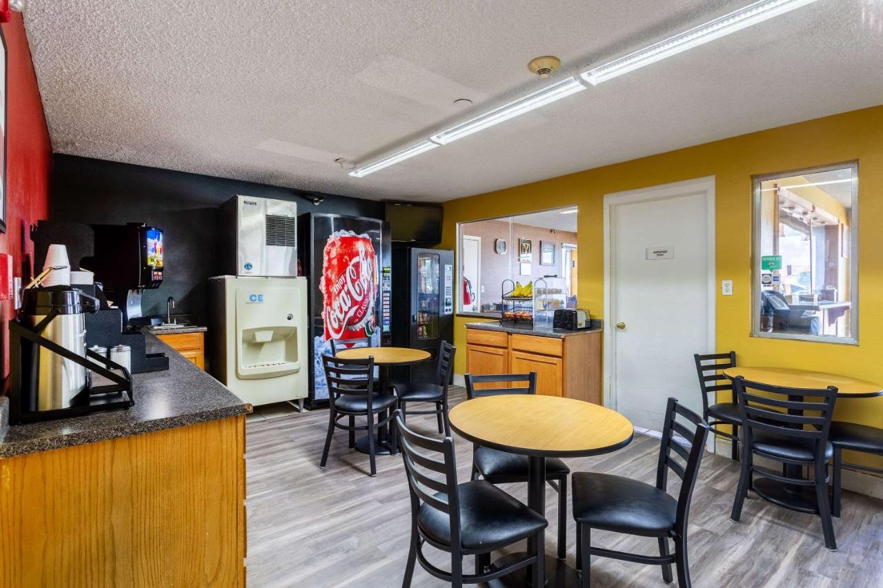 Econo Lodge Gallup Bagian luar foto
