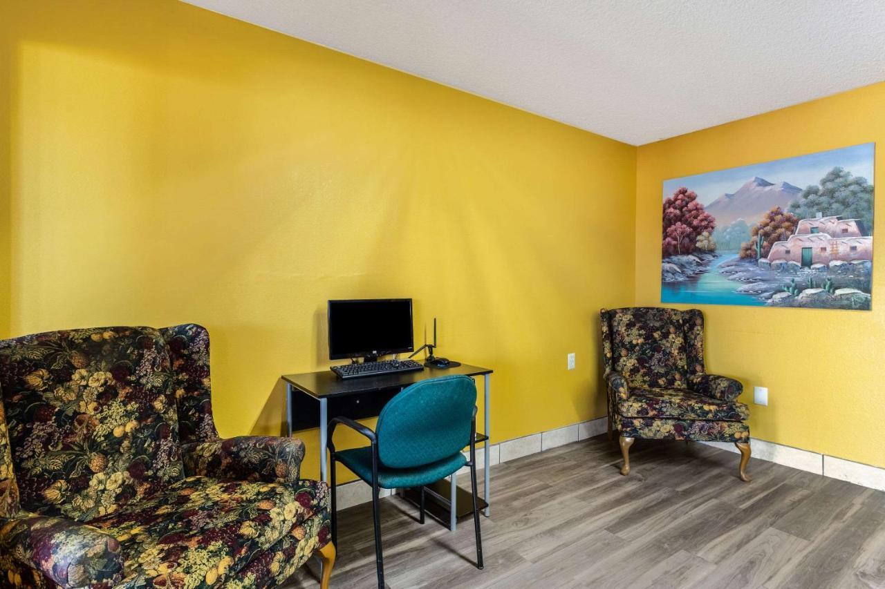 Econo Lodge Gallup Bagian luar foto