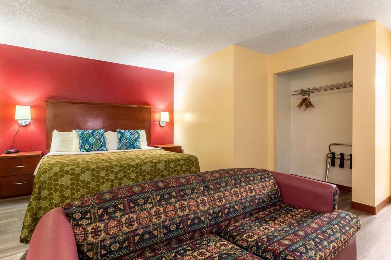 Econo Lodge Gallup Bagian luar foto